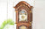 Element decorativo per orologio a pendolo in legno con arco, finiture dorate e quadrante a vista