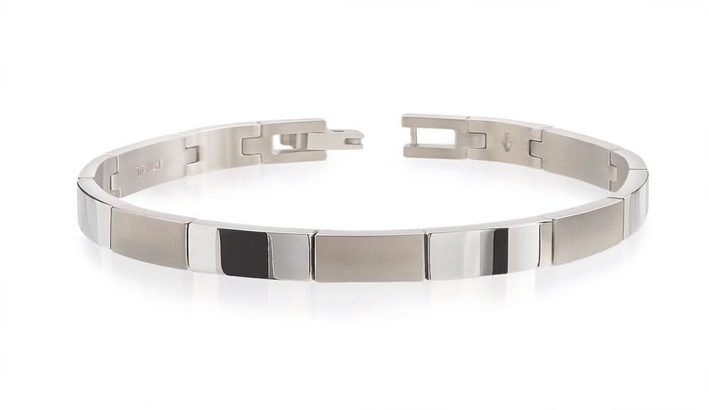 Bracciale in titanio con maglie lucide e chiusura a incastro, colore argento