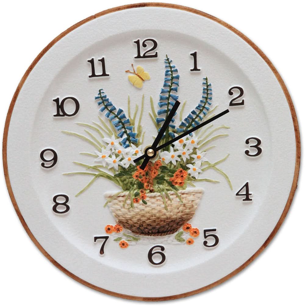 Orologio da parete rotondo in ceramica con bordo marrone, numeri romani e bouquet di fiori in un cestino
