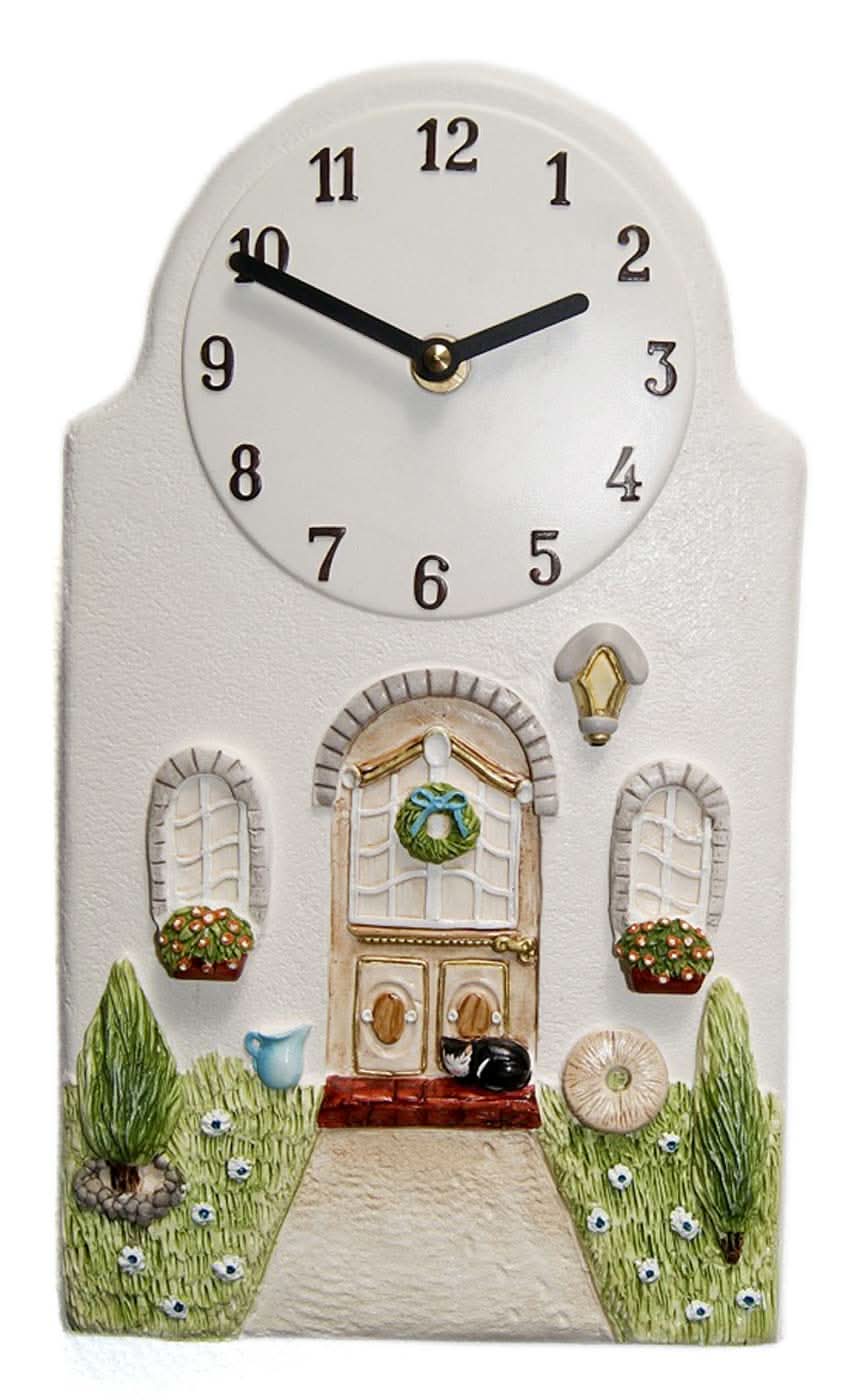 Orologio da parete fatto a mano in legno con motivo rustico, quadrante bianco e lancette nere.