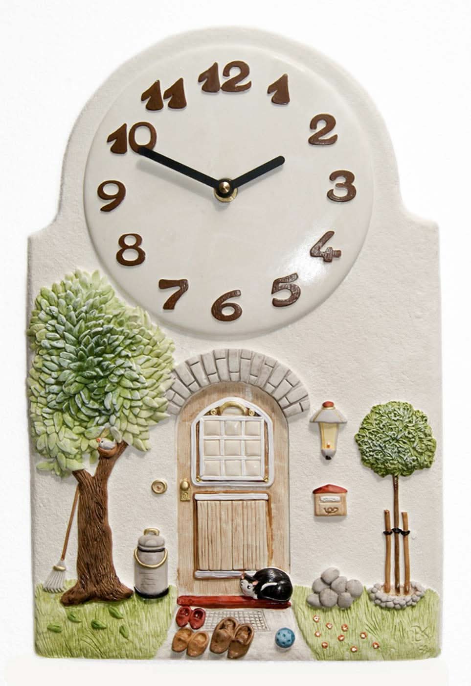 Orologio da parete in ceramica artificiale con motivo a casa, numeri romani, albero verde e meccanismo nero