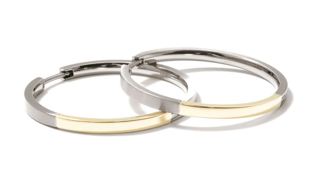 Orecchini a cerchio parzialmente placcati oro, color argento con lunetta dorata