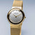 Orologio da donna Bering con cinturino milanese color oro, lunetta rotonda e quadrante