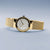 Orologio da donna Bering con bracciale in maglia color oro e corona visibile lateralmente