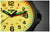 Primo piano orologio da uomo: quadrante giallo con indici luminescenti verdi e cassa nera