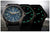 Tre orologi da polso uno accanto all'altro con cinturino nero e quadrante luminoso blu o verde