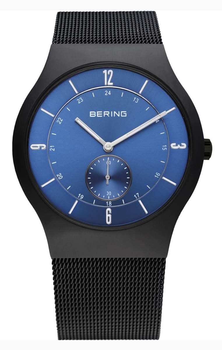 Herrenuhr mit blauem Zifferblatt, silbernen Zeigern und dunklem Milanaisearmband