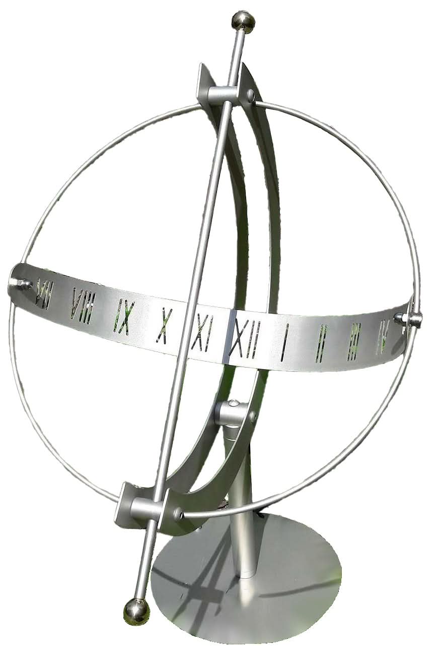 Orologio da parete con grande anello rotondo in metallo e numeri romani su ampio quadrante