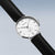 Orologio da uomo con quadrante bianco, cinturino in pelle nera e lunetta rotonda