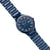 Orologio da uomo visto leggermente dall'alto: quadrante blu con lunetta arancione