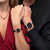 "Due orologi da donna con quadrante nero, cinturino nero e cassa color oro rosa"