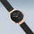 Orologio da donna con quadrante nero, lunetta color oro rosa e cinturino nero in maglia milanese