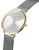 Orologio da uomo in primo piano: quadrante bianco, lunetta color oro e cinturino in maglia d'argento.