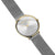 Orologio da uomo con quadrante rotondo bianco, cassa color oro e cinturino in maglia d'argento.