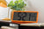 Karlsson Retro LCD KA6020OR Wanduhr Neonorange • Digitale LCD-Anzeige • Wand- und Tischnutzung, Bild 3
