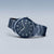 Orologio Bering da uomo di lato: quadrante blu scuro con indici e cinturino in maglie metalliche
