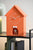 Karlsson Dog House KA6096OR Wanduhr Orange • Hündchen-Stundenschlag • Geräuschloses Sweep-Uhrwerk, Bild 4