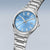 Orologio da uomo in primo piano: quadrante blu, lancette argentate e bracciale in maglie d'acciaio