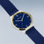 Orologio da uomo, vista angolata: quadrante blu con accento giallo e cinturino in tessuto blu