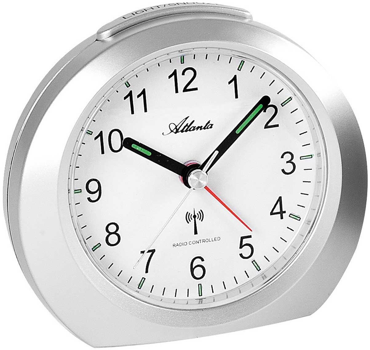 Orologio analogico con quadrante bianco, cassa in plastica argentata, lancette radiocontrollate e accenti verdi