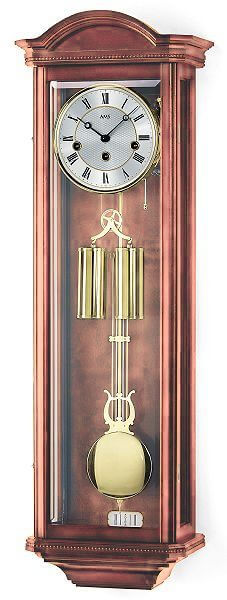 Antike Wanduhr mit Holzgehäuse, Glasfront, römischem Zifferblatt und pendelndem Gewicht