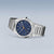 Orologio da uomo con quadrante blu e ampio cinturino in metallo argentato