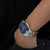 Orologio da uomo al polso con quadrante blu e cinturino in acciaio inossidabile