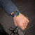 Orologio da uomo con cinturino blu e lunetta dorata, quadrante blu con cronografo