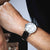Orologio da uomo Festina al polso con cinturino in pelle nera e quadrante bianco