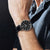 Orologio da uomo Festina al polso, quadrante nero e cinturino in pelle nera