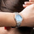 Orologio da donna con quadrante azzurro e cinturino in acciaio inossidabile al polso