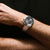 Festina Herrenarmbanduhr am Handgelenk, schwarzes Zifferblatt, Edelstahlband