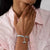 Charm Snoopy per bracciale: dettaglio charm in argento con pattino blu al polso