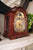 Orologio da tavolo in mogano, vista laterale, pendolo e quadrante visibili attraverso l'apertura