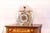 Orologio da tavolo con cupola in vetro e cassa in ottone; quadrante rotondo in vista