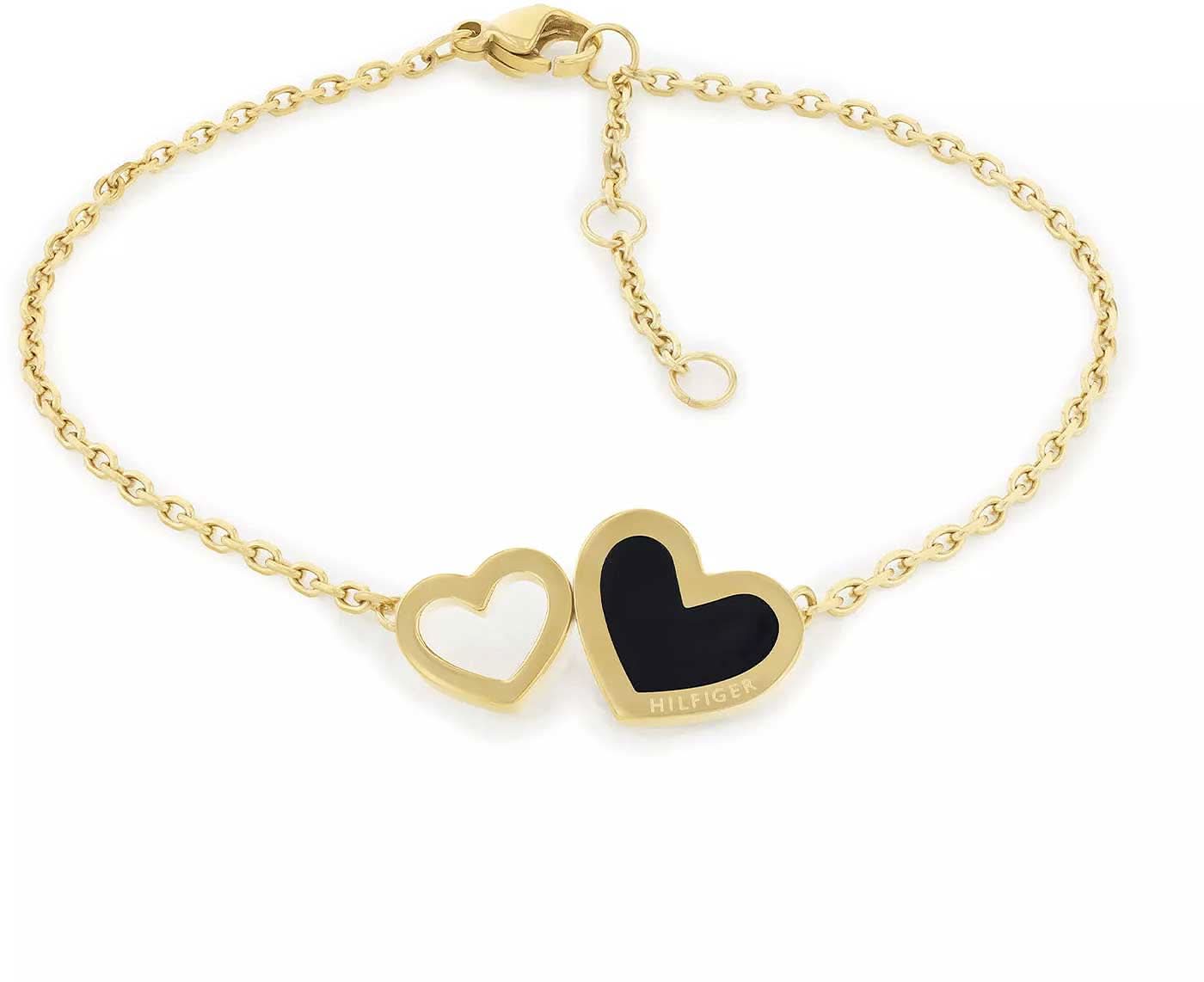 Bracciale color oro con due ciondoli a forma di cuore, cuore nero con scritta Hilfiger.