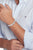 Al polso: bracciale a maglie in acciaio inossidabile con logo Tommy Hilfiger in rilievo, maglie argentate