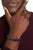 Gliederarmband von Tommy Hilfiger am Handgelenk, schwarz mit Struktur und roten Akzenten