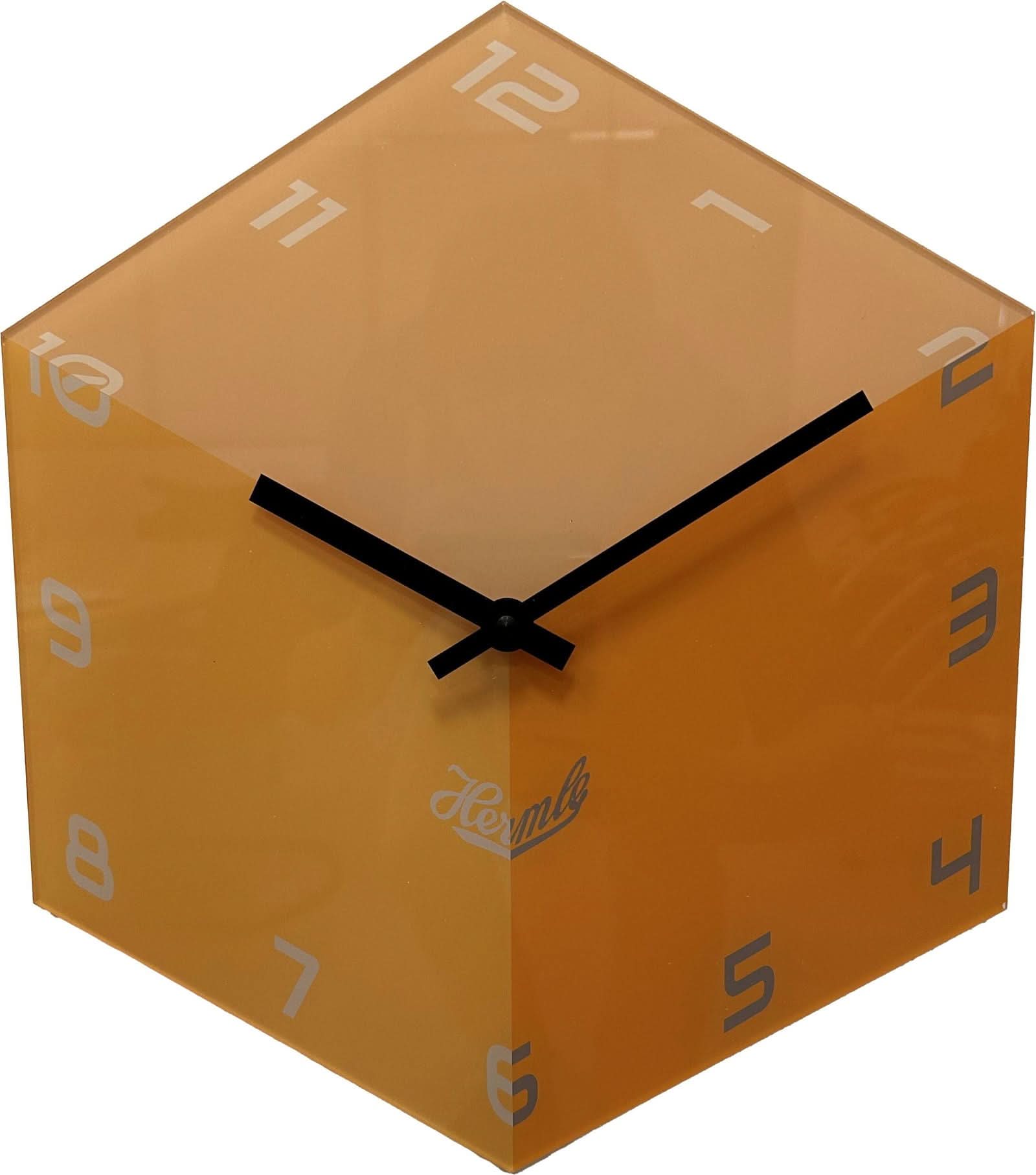 Orologio da parete con cassa cubica in acrilico color ambra, lancette nere