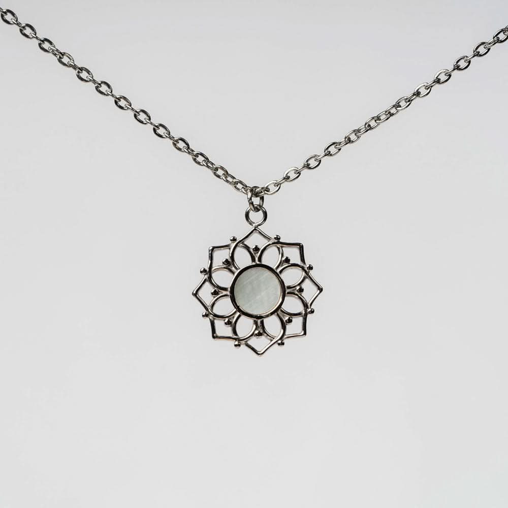 "Collana con ciondolo rotondo in madreperla a forma di sole, metallo color argento"