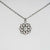 "Collana con ciondolo rotondo in madreperla a forma di sole, metallo color argento"
