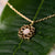 Ciondolo per collana in madreperla color oro con montatura floreale su catena a maglie