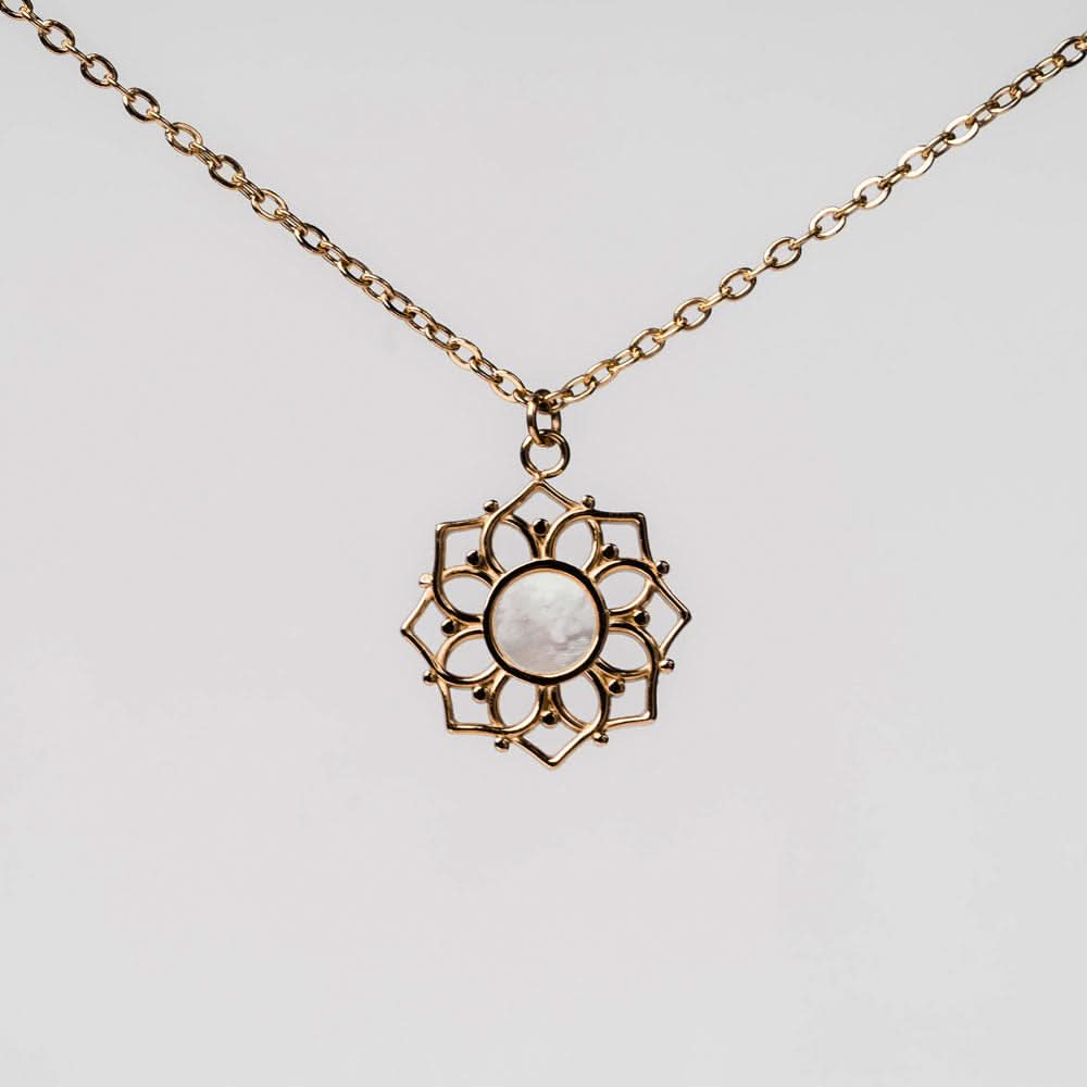 Collana color oro con ciondolo in madreperla a cerchio floreale, catena a maglie sottili