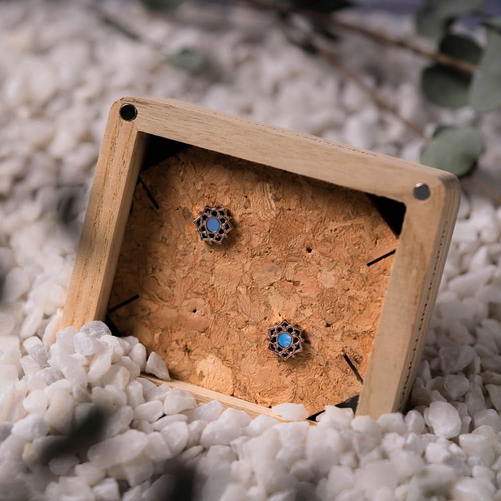 Orecchini in legno con madreperla blu, montatura decorata