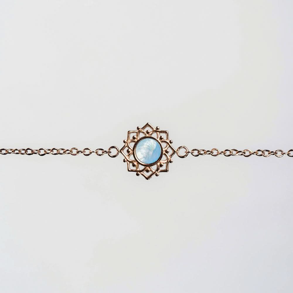 Bracciale color rame con ciondolo rotondo in madreperla blu in cornice filigranata