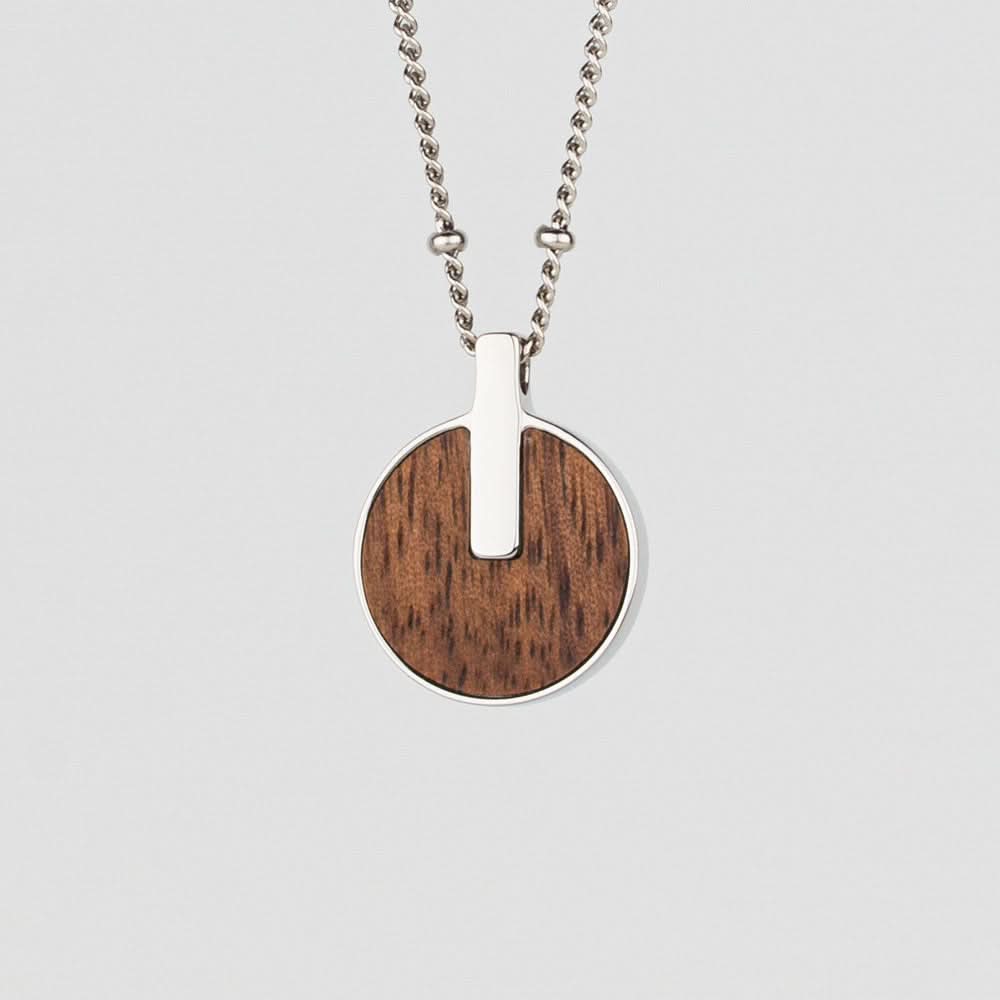 Collana con catena in argento e ciondolo rotondo in legno con dettaglio a goccia