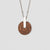 Collana con catena in argento e ciondolo rotondo in legno con dettaglio a goccia