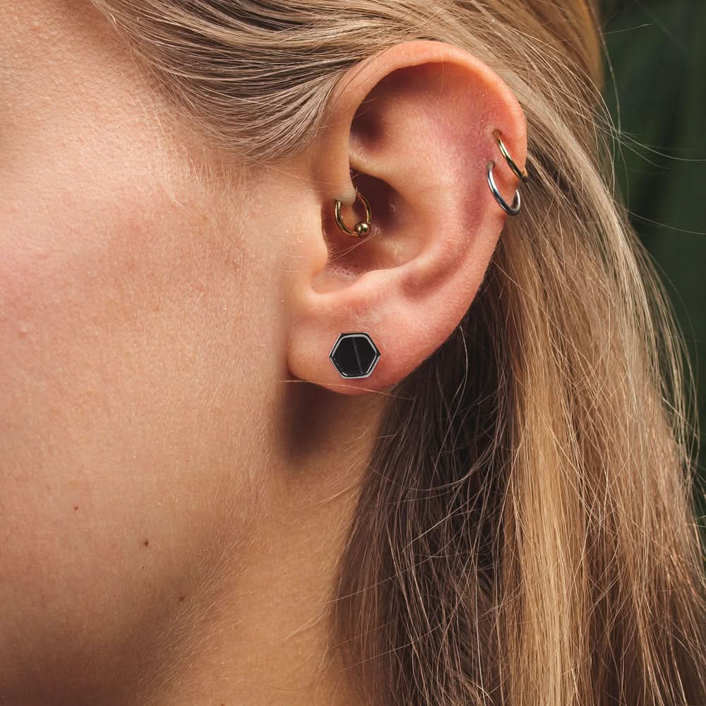 Orecchini a facciata quadrati con marmo nero - anima in legno Modello: Jewelry