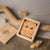 Orecchini rotondi in legno in cofanetto di legno: montatura in argento e disco in legno