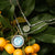 Collana a strati con due ciondoli rotondi in argento, uno in madreperla e uno con charm screziato